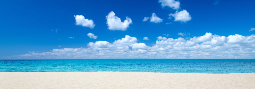 ciel bleu avec nuage sur une plage  avec contact open sun