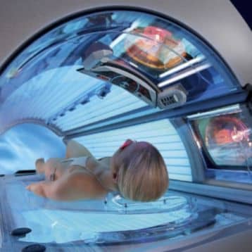 femme allongée dans une cabine uv de type excellence turbo 800 
